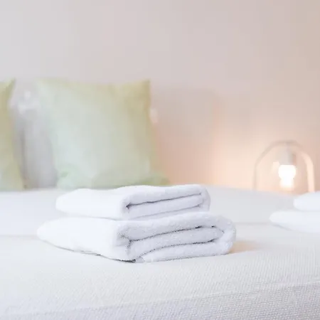 Guestready - Mezuzah Yellow * Порту